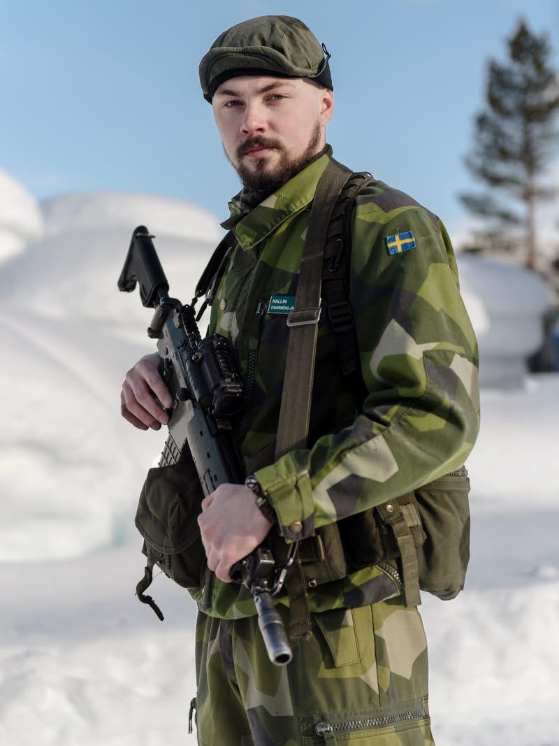 Oliver Kallin från Västerås är en av de jägarförstärkningssoldater som är inkallad på repetitionsövning under Cold Response. 
--
Övningen Cold Response 2020 genomförs 2-18 mars i Nordnorge. Övningen har drygt 16 000 deltagare från tio nationer. Från Sverige deltar personal ur 193:e jägarbataljonen från Arvidsjaur.