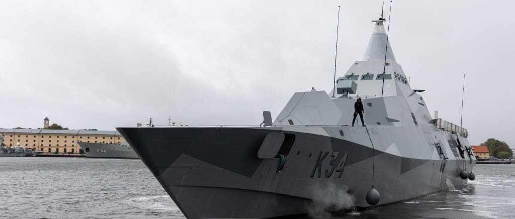 HMS Nyköping kastar loss från Karlskrona örlogshamn.