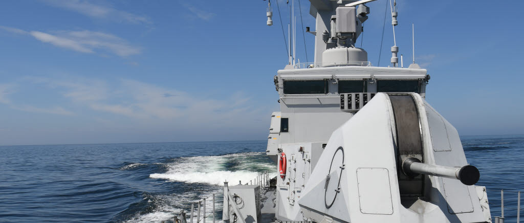 Marinen och Kustbevakningen deltar under veckan i JEF-aktiviteten Nordic Warden som genom en ökad närvaro av fartyg till sjöss bidrar till skyddet av kritisk undervattensinfrastruktur.
JEF, Joint Expeditionary Force, är ett Försvarssamarbete mellan tio länder som leds av Storbritannien. En snabbinsatsstyrka ska kunna sättas upp som kan agera självständigt eller inom ramen för en FN-, Nato- eller EU-insats i händelse av en kris med fokus på norra Europa.
Nordic Warden inleddes den 3 juni där nationerna i JEF turas om att förstärka patrulleringen av Östersjöregionen. Den här veckan deltar Sverige genom Marinen och Kustbevakningen med närvaro både i Östersjön och på Västkusten. Med hjälp av fartyg och fasta sensorer byggs en sjölägesbild som ger information om vad som rör sig ute till sjöss. Denna lägesbild delas mellan alla deltagande nationer och myndigheter.
