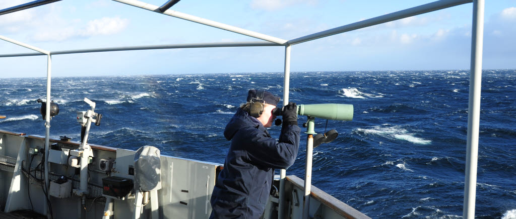 HMS Carlskrona genomför sjöövervakning i södra Östersjön