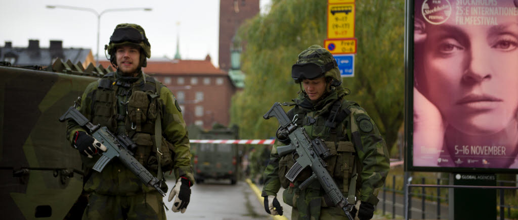 20141107-08 Stockholm: Försvarsmakten övar i centrala delar av Stockholm. Övningen inleds på morgonen fredagen den 7 november och avslutas på kvällen lördagen den 8 november. Cirka 600 personer deltar i övningen och syns såväl till fots som i olika militära fordon. Övningen samordnas mellan Livgardet, Ledningsregementet och Militärregion Mitt i syfte att öva förmågan att förstärka skyddet av samhällsviktig infrastruktur och verksamhet. Den säkerhetspolitiska situationen i närområdet har försämrats. Riksdag och regering har på ett tydligt sätt understrukit allvaret i det förändrade omvärldsläget. Försvarsmakten har därför tilldelats 100 miljoner kronor för ökad förbandsverksamhet och beredskap 2014.