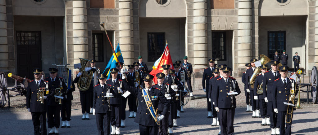 Hemvärnets musikkår Södertörn, spelar vid Högvaktsavlösning på Stockholms slott