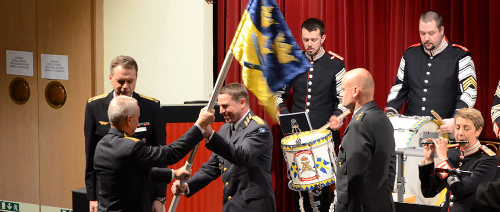 Vid en ceremoni på onsdagen bytte de jobb med varandra. Chefen för produktionsledningen heter numera Anders Silwer och chefen för insatsledningen Göran Mårtensson. 
Här ser man även ÖB Göranson lämna över flaggan. 
