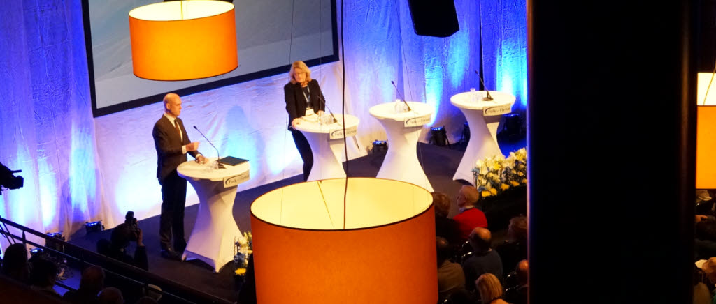 Statsminister Fredrik Reinfeldt inledde konferens med att tala om Sverige i en globaliserad värld. Till höger konferensens moderator Pernilla Ström.