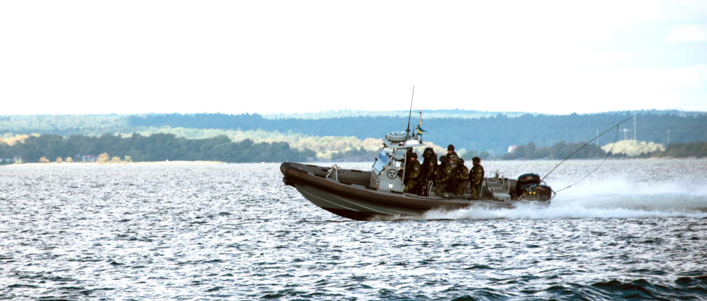 Under övningen Bison Counter har smuggelgods och illegala vapen påträffats ombord på ett fraktfartyg på väg in till Karlskrona.
Sökgrupper, spaningsgrupper, hundförare, EOD-specialister och bordningsstyrkor är på plats för att avbryta de kriminella verksamheterna och säkra mycket information som möjligt för att kartlägga bakomliggande organisation.