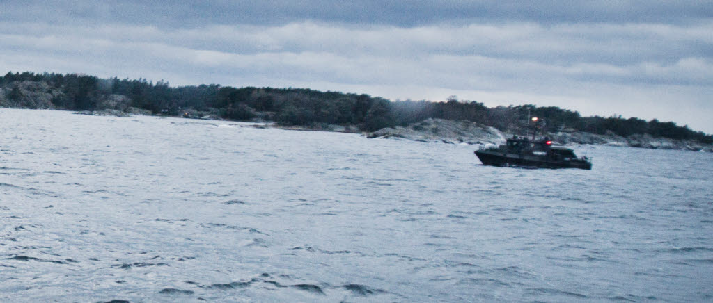 20141023, OPERATION ÃRNEN.

Utkikspersonal frÃ¥n HMS Stockholm spanar efter mÃ¶jlig undervattensfarkost. 
Personalen Ã¤r redo att dokumentera eventuell observation med olika kamerasystem.

Foto: Alexander Gustavsson/Combat Camera/FÃ¶rsvarsmakten
BILDEN ÃR FRI FÃR PUBLICERING ELLER VISNING UNDER FÃRUTSÃTTNING ATT FULLSTÃNDIG FOTOBYLINE ANGES