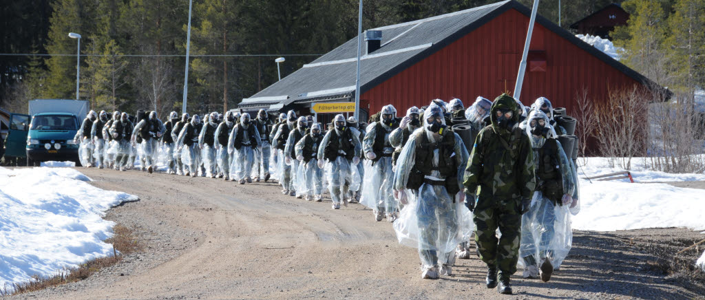 Rekryterna vid jägarbataljonen under utbildning i kemiska stridsmedel.