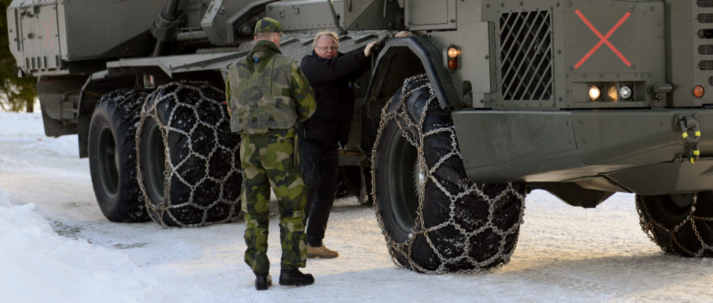 Försvarsminister Peter Hultqvist provåker en Archerpjäs i Grong i Norge under övning Cold Response 2016.