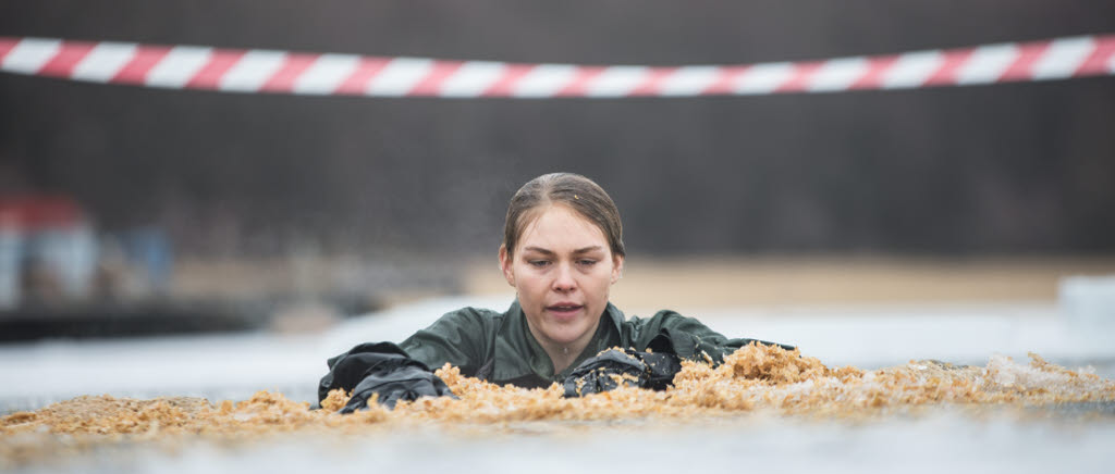 Rekryter från Livgardet genomför isvaksbad. 