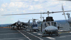 Helikopter 15, i mitten, ombord på Juan Carlos I under Baltops 24. Med på bilden är även de spanska flygfarkosterna Harrier och Agusta-Bell 212.