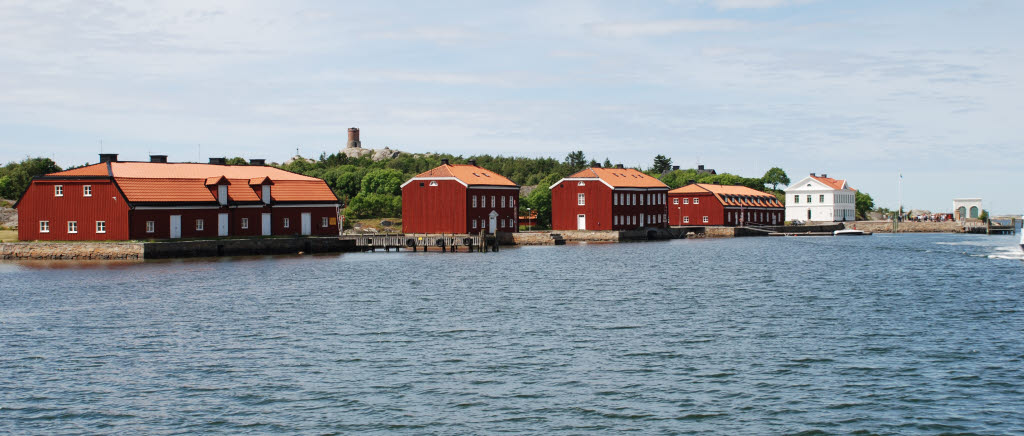 Känsö med delar av byggnaderna och Könsö-torn i bakgrunden 