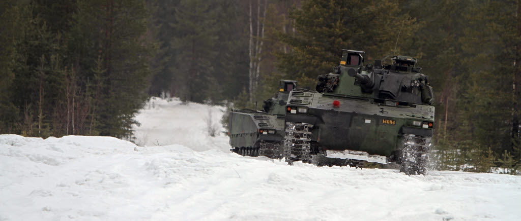 Pansarskytteplutoner i stridsfordon 90 på väg ut på Boden södra skjutfält och övning Vintersol, resan mot Norge och Cold Response har startat.