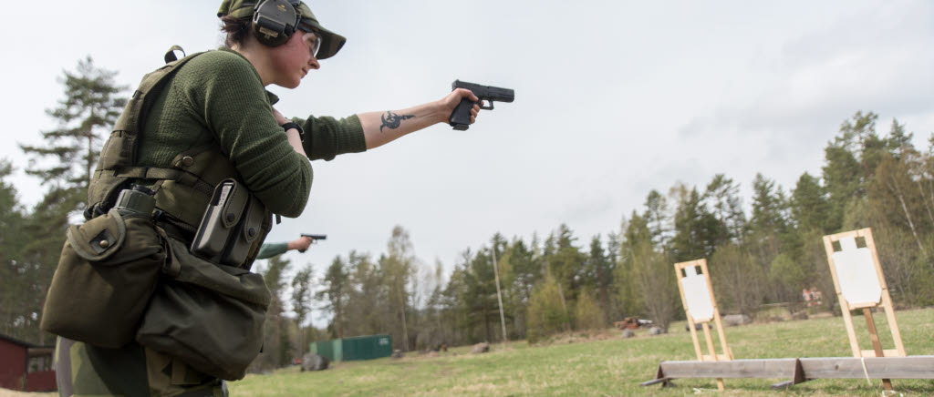 Yulia Törnefort, Dalabataljonen skjuter in pistol.