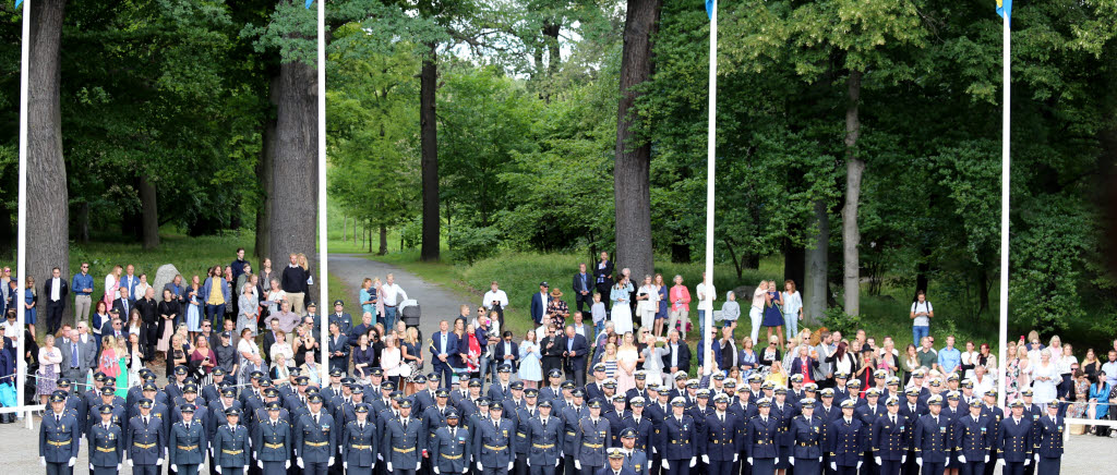 223:e kursen har avslutat sina studier vid Försvarshögskolans officersprogram. I den här avslutningsceremonin i närvaro av överbefälhavaren lämnar kadetterna nu efter tre år Militärhögskolan Karlberg (MHS K) med en yrkesexamen med fänriks grad.