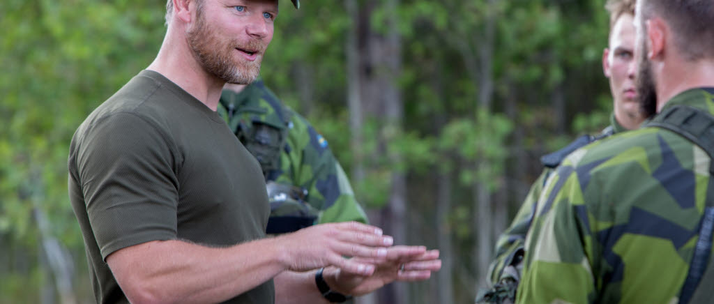 Kapten Daniel Thomsson utvärderar kadetternas genomförande vid fientlig sammanstöt. 