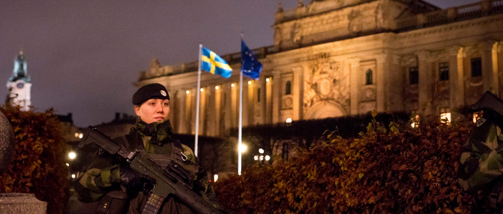 Soldat ur Livbataljonen från Livgardet bevakar Riksdagen på Riksplan. 