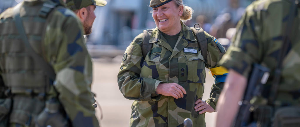 Hemvärnschef Laura Swaan Wrede pratar med soldater i uniform