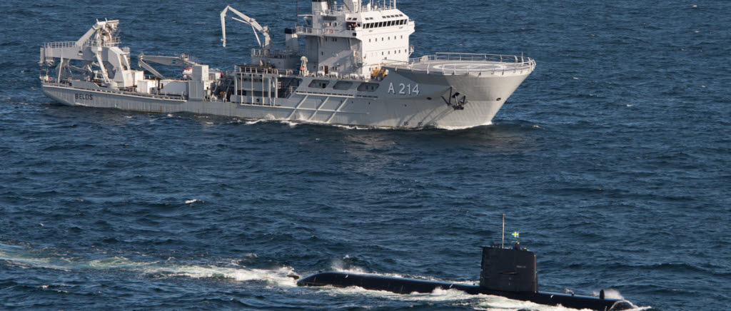 HMS Belos och HMS Halland under ubåtsräddningsövningen Dynamic Monarch i Polen 2014