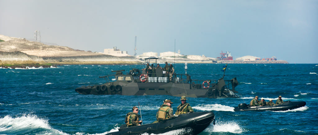 Som en del av EU Naval Force beredduppgift (secondary support task) levererar fartyget HNLMS Johan de Witt två fordon till EUCAP Nestor. Detta sker genom en logistikoperation mot flygplatsen i Mogadishu. Svenska stridsbåtar agerar platformar för spaning och undersökning av stranden under den förberedande fasen och som närskydd för landstigande delar via den holländska LCU:n (Landing Craft Utility) under genomförandefasen.