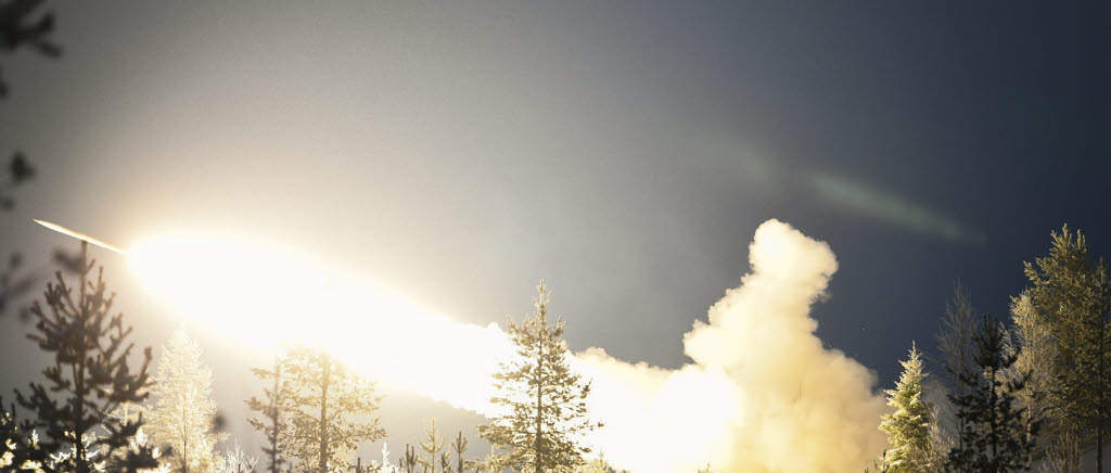 Finskt raketartilleri avfyras under övningen Artic Shield 18