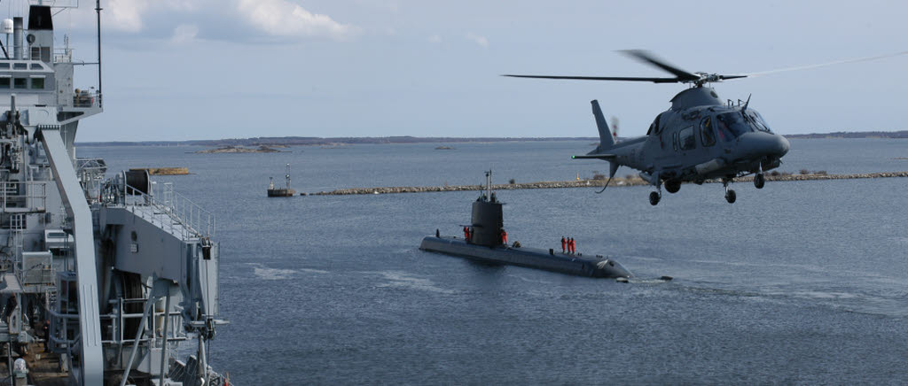 En helikopter 15 i samverkan med marinen under en övning.