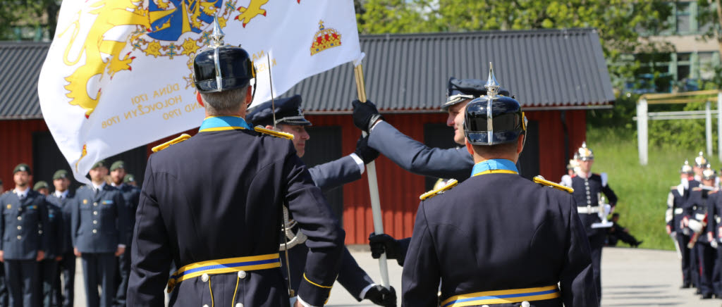 Överste Christer Tistam tar emot Livgardets fana från avgående regementschef överste Håkan Hedlund vid chefsöverlämningsceremoni