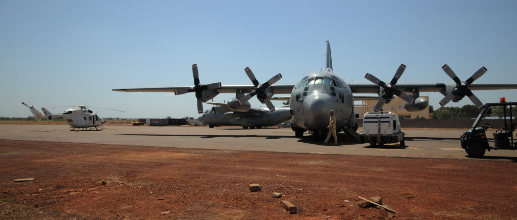 Arbetshästen C-130 Hercules (Tp84) på flygplatsen i Timbuktu. Afrikas röda sand är aldrig långt borta.