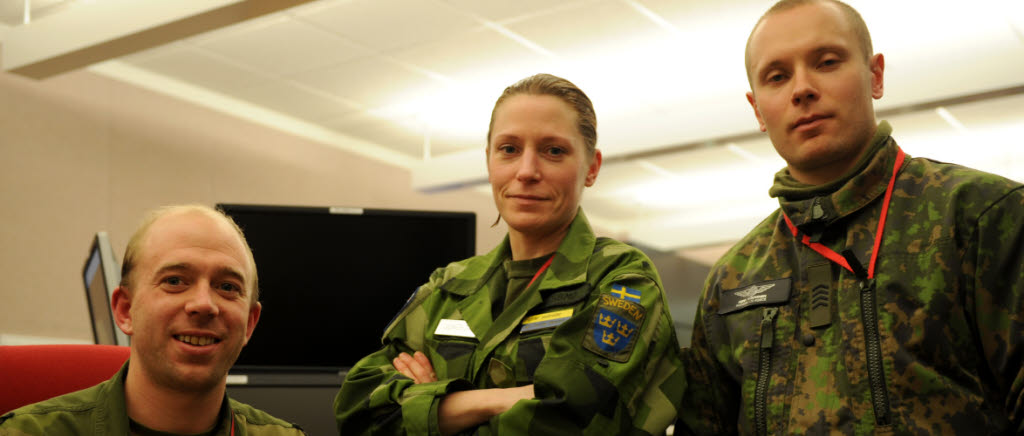 Tätt nordiskt samarbete i ”Loki”, det isländska CRC (Command and Reporting Center) på Keflavikbasen. Cecilia ”Jukebox” Hessmo med sin norske och finske kollega.