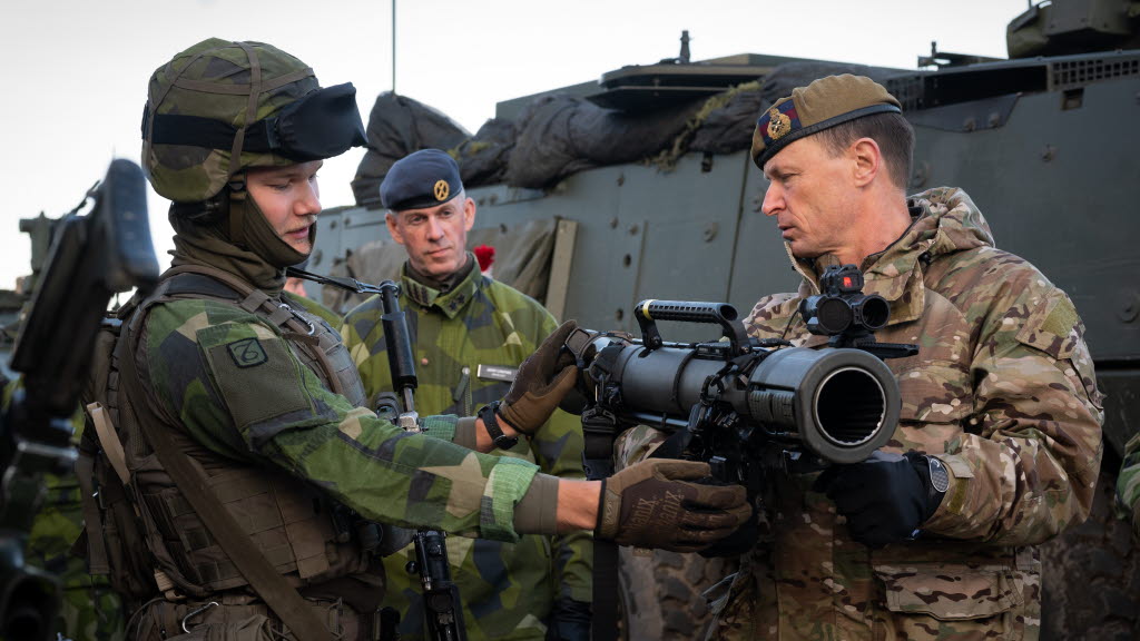 Sir Roland Walker på besök på Livgardet