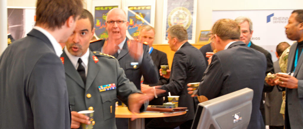 Mingel i en av kaffepauserna under luftförsvarskonferensen IAMD 2014 vid Lv 6 i Halmstad