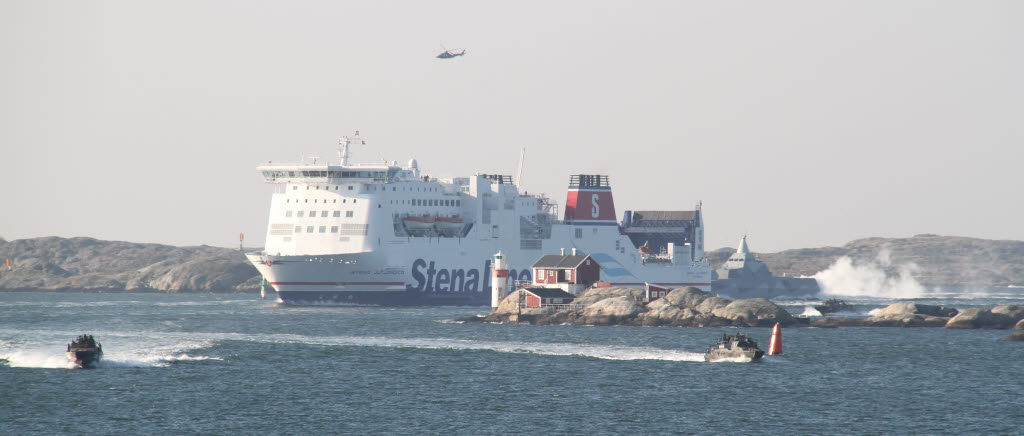 En gemensam insats mellan marina förband och helikopterförband där passagerarfartyg eskorteras i hamn