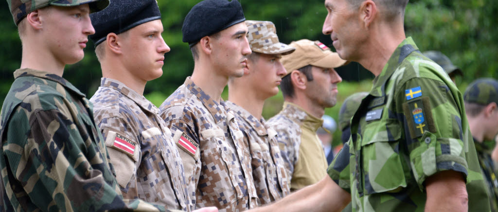 ”Killarna från Lettland startade samtidigt som lag 41 från Amfibiekårsföreningen och hade en delad första plats under söndagens tävling, men lyckades springa ifrån och var först i mål ”. 

Rikshemvärnschefens ungdomstävling 2016 över för i år. Tävlingen har hållits på Hemvärnets stridsskola för 60:e året, och är Försvarsmaktens största och äldsta ungdomstävling. Totalt har 67 lag deltagit, varav tio utländska lag från bland annat Lettland, Estland och Litauen. Tävlingen har bjudit på många hejarop, skratt, glädjetårar och stundtals förvirring.