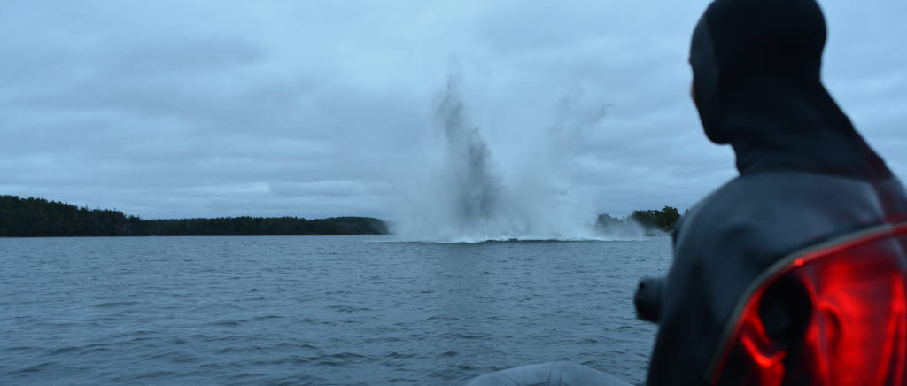 Tidpunkten för sprängningarna, på senhösten, är vald med omsorg. med hänsyn taget till bland annat djurlivet.