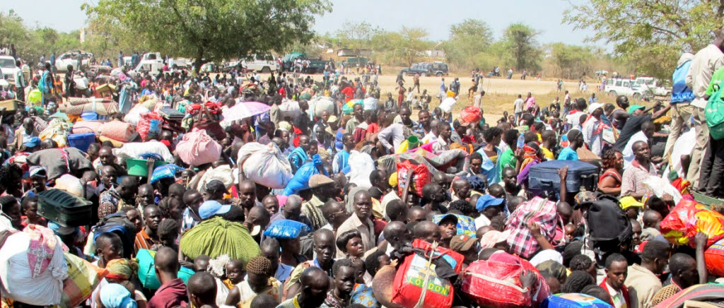 Civila sydsudaneser flyr in på FN-kontrollerat område i huvudstaden Juba. 