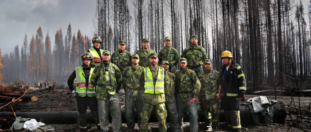 Försvarsmakten/hemvärnet arbetar med eftersläckning av den stora skogsbranden i Sala-traken, Västmanland.