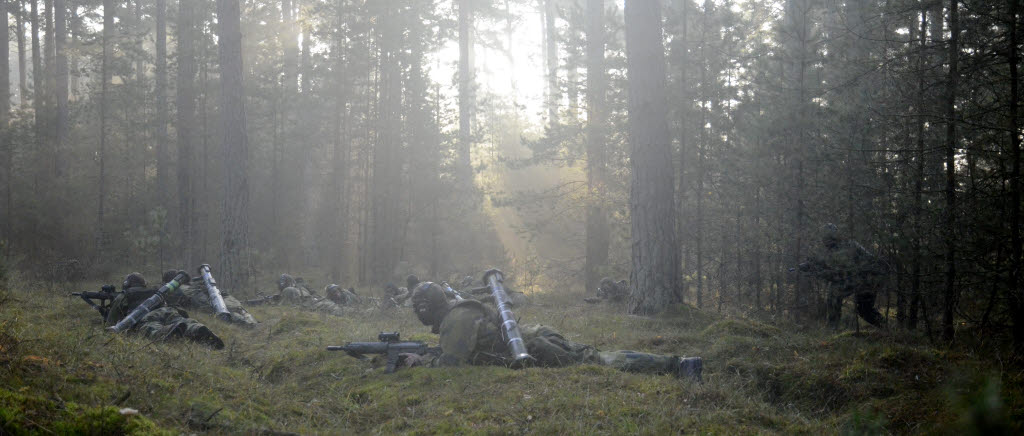 Jägarsoldater på deltid (GSS/T) från 13:e underrättelseplutonen på K 3 förbereder och genomför ett eldöverfall under övningen JC 13 på Rinkaby skjutfält i Skåne 14-15 november. jägare, soldat. 