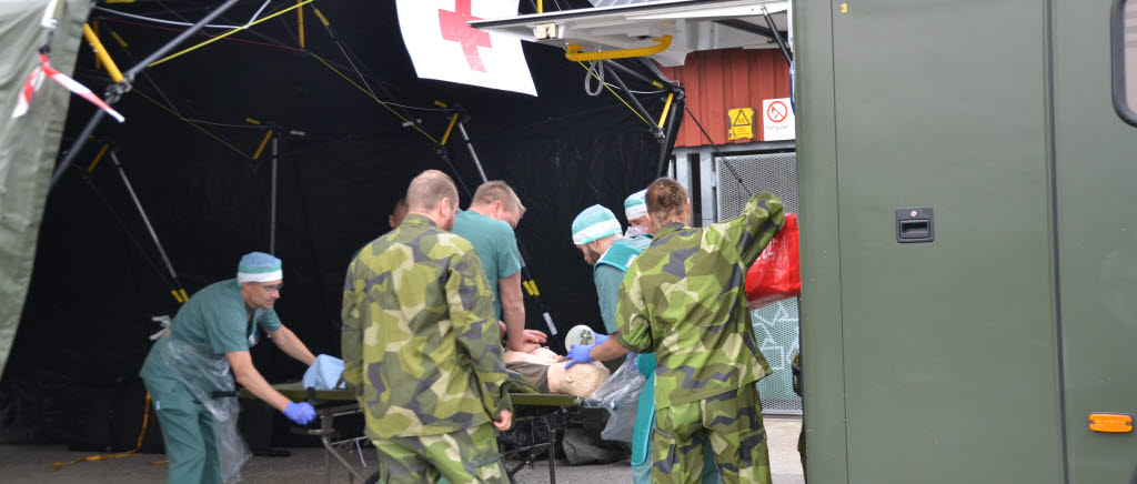 En skadad soldat anländer till ambulansintaget