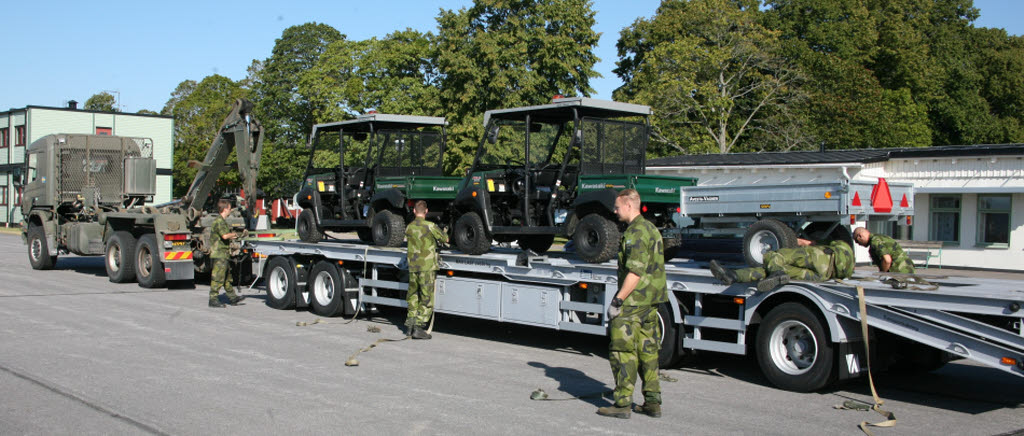 Förutom containrar ska två lätta terrängvagnar med för att underlätta transporter på den tillfälliga basen i Karlsborg. Helikopterflottiljen på väg till Arméövning 15 och Flygvapenövning 15.