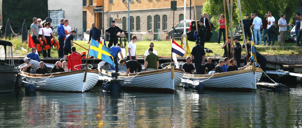 Holländska kadetter på besök i Karlskrona Örlogshamn deltog i de svenska kadetternas roddtävling runt Trossö.