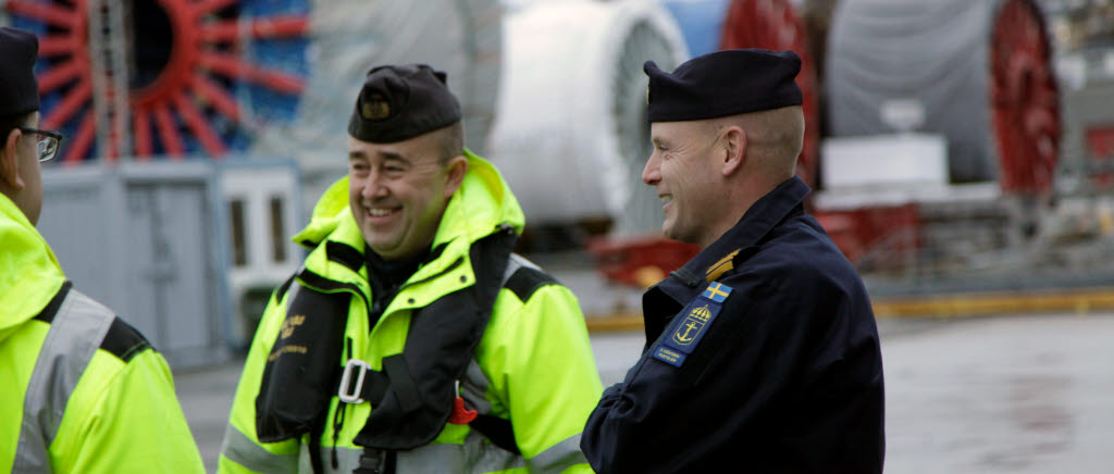 20181104 Norge

Visbykorvetterna HMS Nyköping och HMS Karlstad deltar i övningen Trident Juncture 2018. Underhållsenheten jobbar ifrån land och ser till att fartygen får det stöd de behöver så att fartygen kan vara till sjöss maximalt.

TRJE 18 är en av Natos största övningar och genomförs huvudsakligen i Norge. Totalt deltar ca 50 000 soldater, 10 000 fordon, 130 flygplan och 70 fartyg. Sverige deltar med 2500 soldater, åtta Jas Gripen och två fartyg av Visbyklass.
