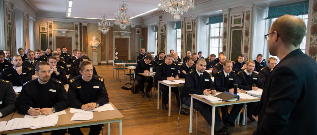 I artillerisalen på Militärhögskolan Karlberg studerar ett drygt 50-tal löjtnanter för att kunna bli kaptener på sina respektive förband.