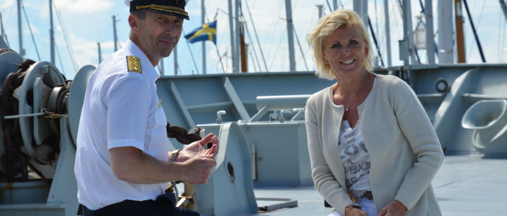 ÖB Micael Bydén och Eva Östling, VD Visita ombord på HMS Carlskrona i Visby hamn.