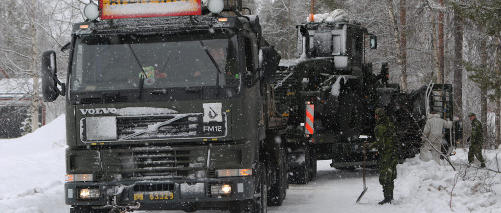 En tvär kurva stoppade tillfälligt konvojen. Övningen Vintersol började utan just vintersol, istället var det ymnigt snöfall och halkiga vägar.
