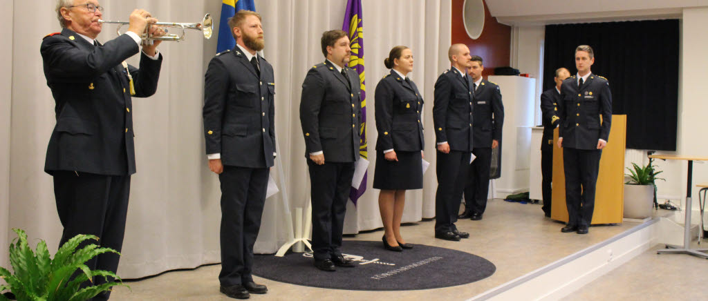 Värdig ceremoni på Försvarsmaktens tekniska skola (FMTS) den 3:e december med fanfar för nyblivna specialistofficerare.