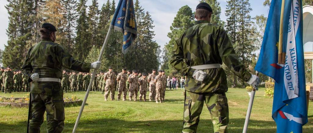 Medaljering av EUTM Mali 05 i regementsparken på Norrbottens regemente