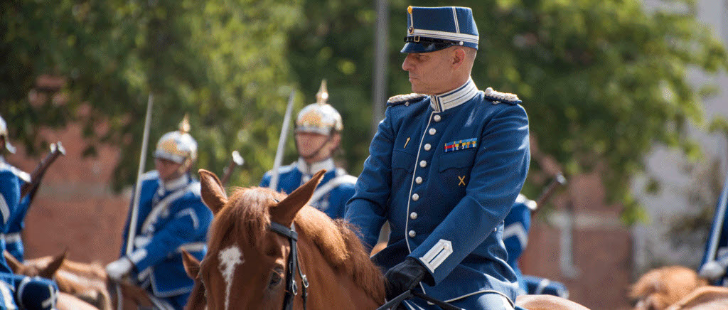 Stf regementschef Livgardet, Gustaf Dufberg inspektererar beridna vaktparaden.