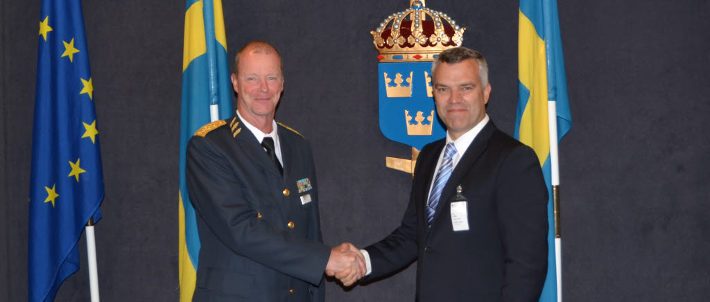 Klas Eksell, personaldirektör Försvarsmakten och Erik Lewin, VD, Vesper Group tog i hand om den nya avsiktsförklaringen.