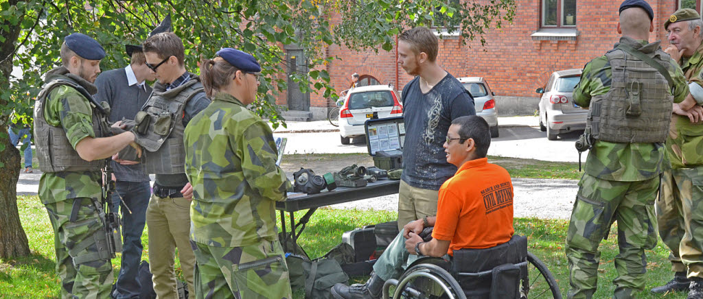 Charlie Pelland från Falkenberg provade delar av soldaternas utrustning. Med den mängd personer som fanns ute i Umeå denna dag blev det en mängd möten mellan Försvarsmakten och allmänheten.