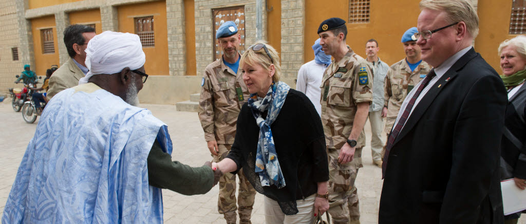 Överbefälhavare Micael Bydén, utrikesminister Margot Wallström och försvarsminister Peter Hultqvist på besök hos svenska styrkan i Mali, januari 2016. Imam Abdulrahman Ben Essayuti hälsar utrikesministern välkommen till Djingareybermoskén.