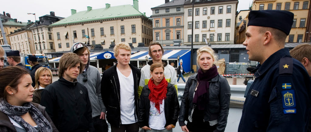 STOCKHOLM 20090520.FjÃ¤rde sjÃ¶stridsflottiljen seglar frÃ¥n sin hemmahamn i Berga till StadsgÃ¥rdskajen i Stockholm fÃ¶r att visa sig fÃ¶r allmÃ¤nheten och fÃ¶r att informera inbjudna gymnasieungdomar om hur det Ã¤r att arbeta i marinen..Foto: LÃ¶jtnant Marcus Olsson/FÃ¶rsvarsmakten